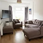 Cheerful 2 Bedroom House With Patio And Home Office