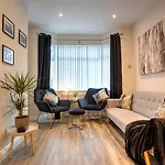 The Belfast Boutique Central Cozy Sleeps7 (Adults Only)