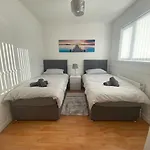 Modern Two Bed House Close To City Centre