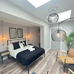 Central Belfast Modern Apartment Great Location Free Parking