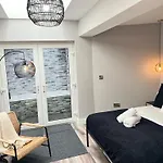 Central Belfast Modern Apartment Great Location Free Parking