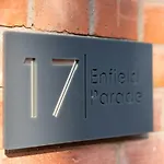 Super Modern 2Bd Central Home