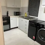 Belfast Chic: Elegant 2Br Sleeps 5, Prime Location