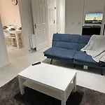 Belfast Chic: Elegant 2Br Sleeps 5, Prime Location