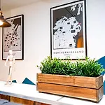 Funky City Apartment - Secure Parking - Wifi - Sleeps 6 - No Parties