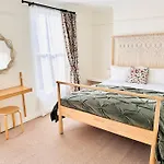 Stylish City Centre House / 3 Bedroom / Family Friendly