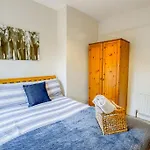 Charming City Home, Beside The Serene Ormeau Park