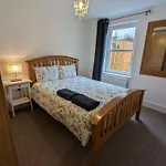 Cosy 2 Bedroom Apartment With Secure Parking And Great Transport Links