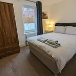 Cosy 2 Bedroom Apartment With Secure Parking And Great Transport Links