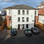 Cosy 2 Bedroom Apartment With Secure Parking And Great Transport Links