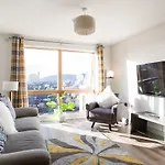 Stylish 2-Bed Penthouse Sleeps 6 Central Location