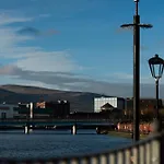 River Side Apartment, City Centre - Beautiful View And Free Parking!