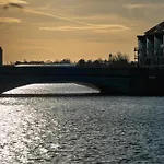 River Side Apartment, City Centre - Beautiful View And Free Parking!