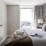 Exclusive High-Floor Apartment With Breathtaking Titanic & Waterfront Views Sleeps 6