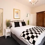 The U2 Crib - Unique History, Stylish With Parking