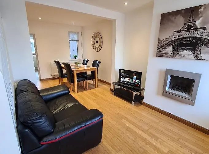 Modern Two Bedroom House Close To City Centre