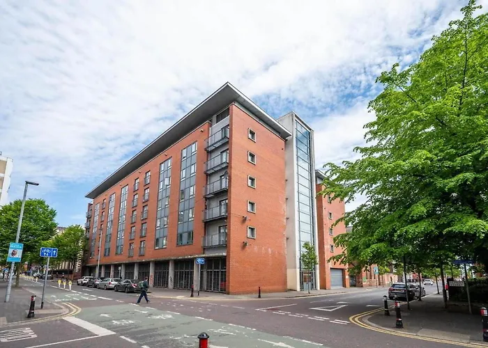 Best Location In Belfast! Free Parking