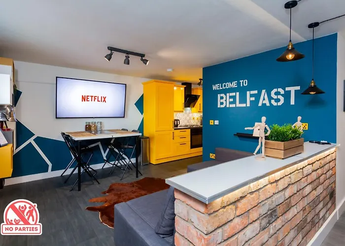 Funky City Apartment - Secure Parking - Wifi - Sleeps 6 - No Parties