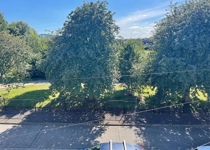 Lovely 2 Bedroom House Overlooking Park, Free Parking