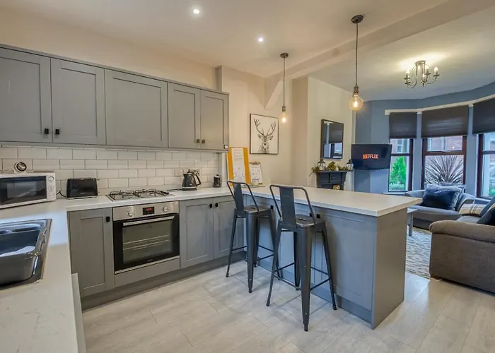 Charming City Home, Beside The Serene Ormeau Park