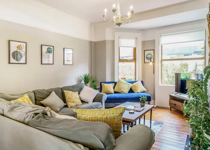 Pass The Keys 4 Bedrooms Cafes Shops 6 Mins To City Centre