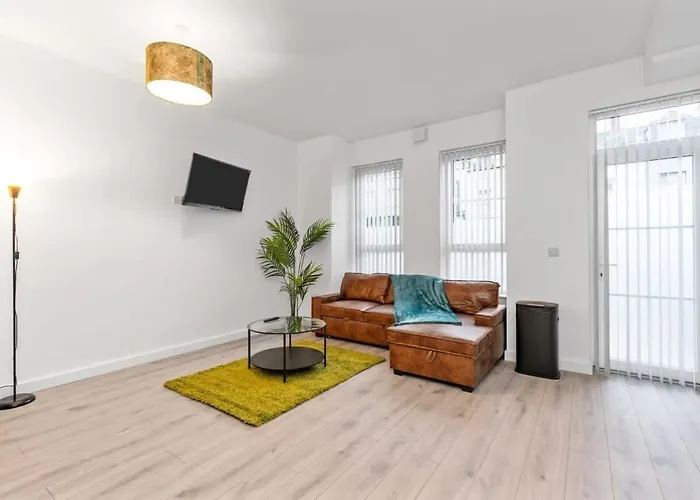 Spacious 1 Bed Apartment In Belfast East Village