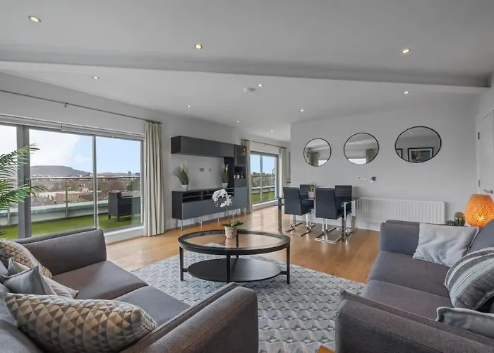 Free Parking - Luxury Penthouse Apartment