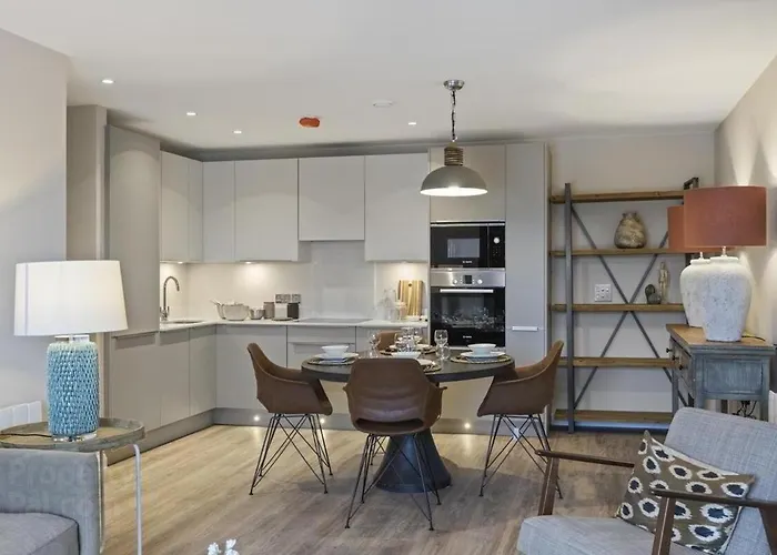 Stylish 2-Bed Penthouse Sleeps 6 Central Location