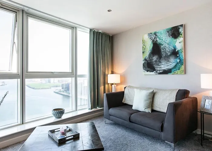Exclusive High-Floor Apartment With Breathtaking Titanic & Waterfront Views Sleeps 6