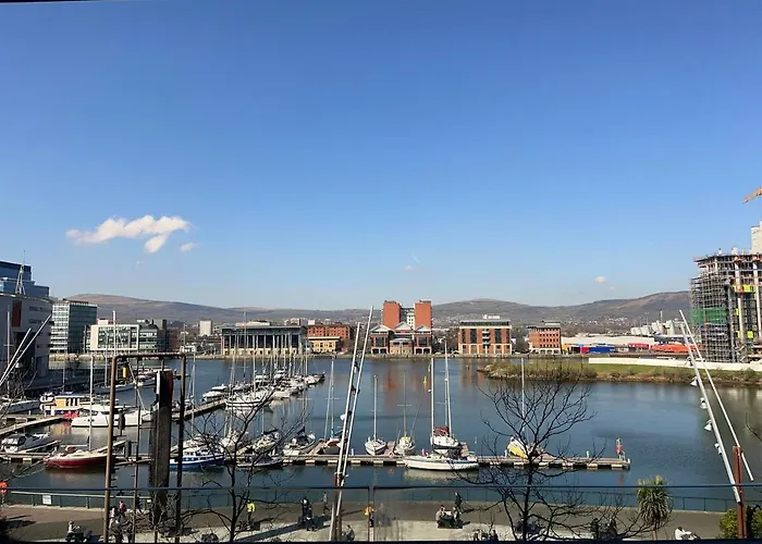 Titanic Quarter, Marina View Modern 2 Bedroom Apartment