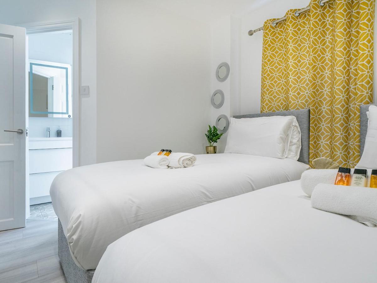 Pass The Keys - Bright & Airy 2br 2bath In Perfect Location *