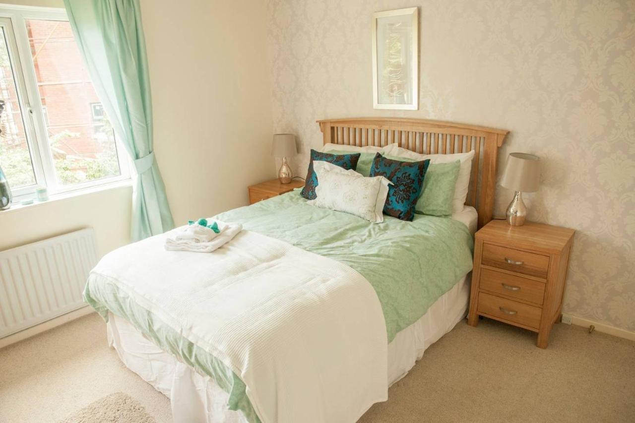Holiday home Elegant 3-bed House W Garden