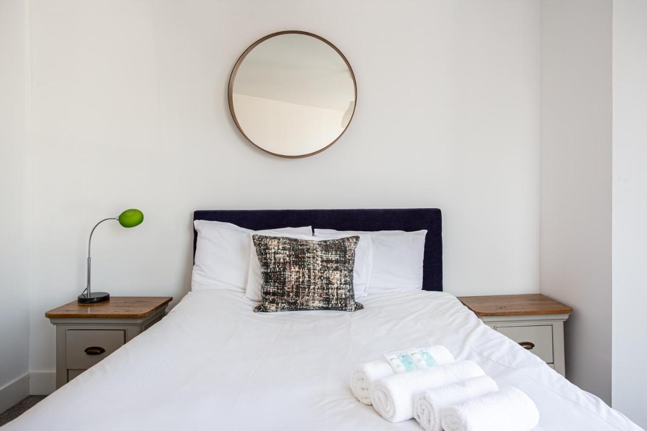 Luxury Fully Equipped Kitchen Ormeau Park Apartment *