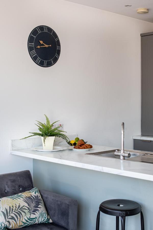 Luxury Fully Equipped Kitchen Ormeau Park Apartment *