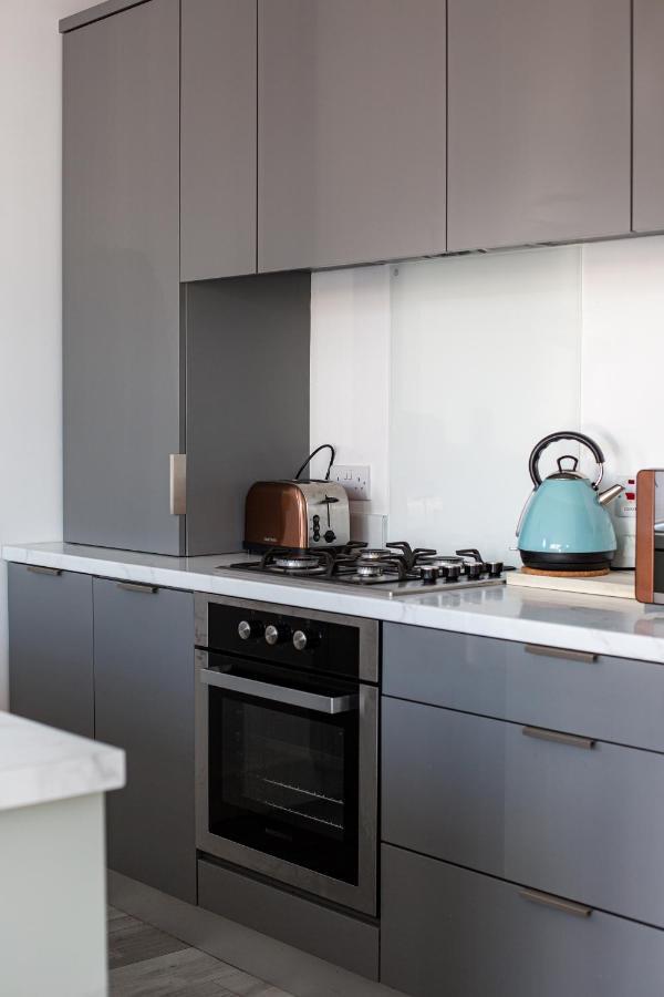 Luxury Fully Equipped Kitchen Ormeau Park Apartment