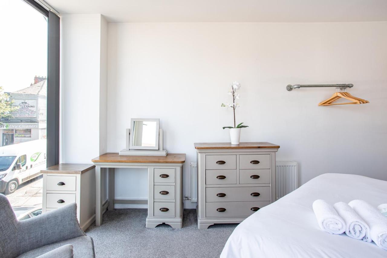 Luxury Fully Equipped Kitchen Ormeau Park Apartment Belfast