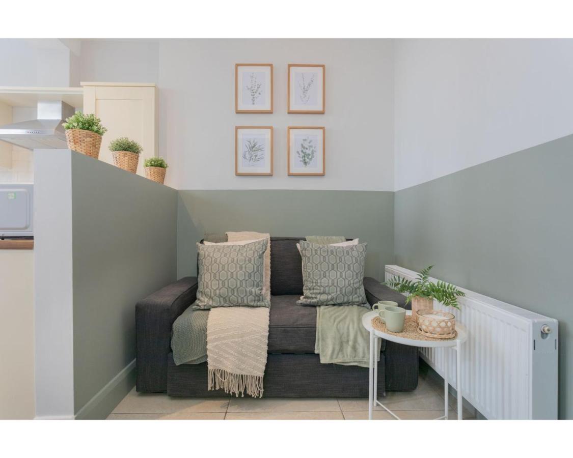 Camden Street Apartment *
