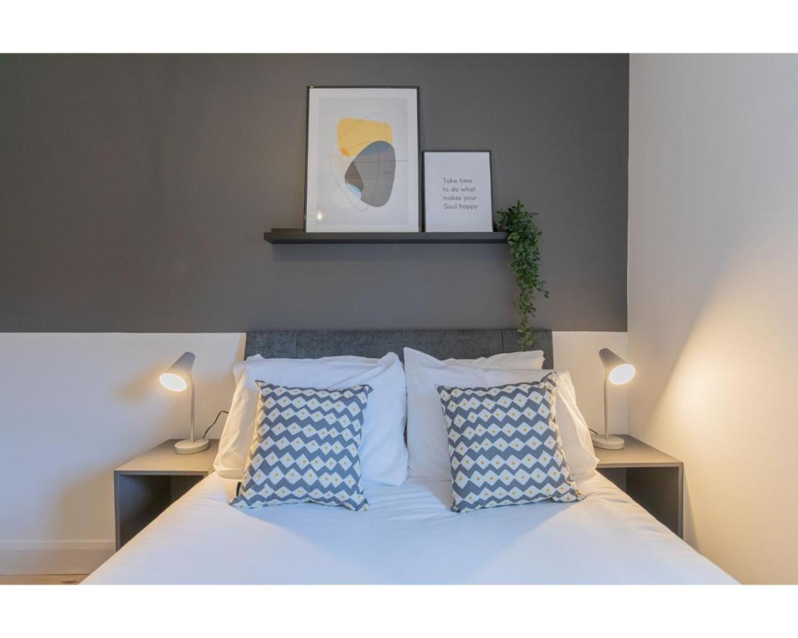 Camden Street Apartment *