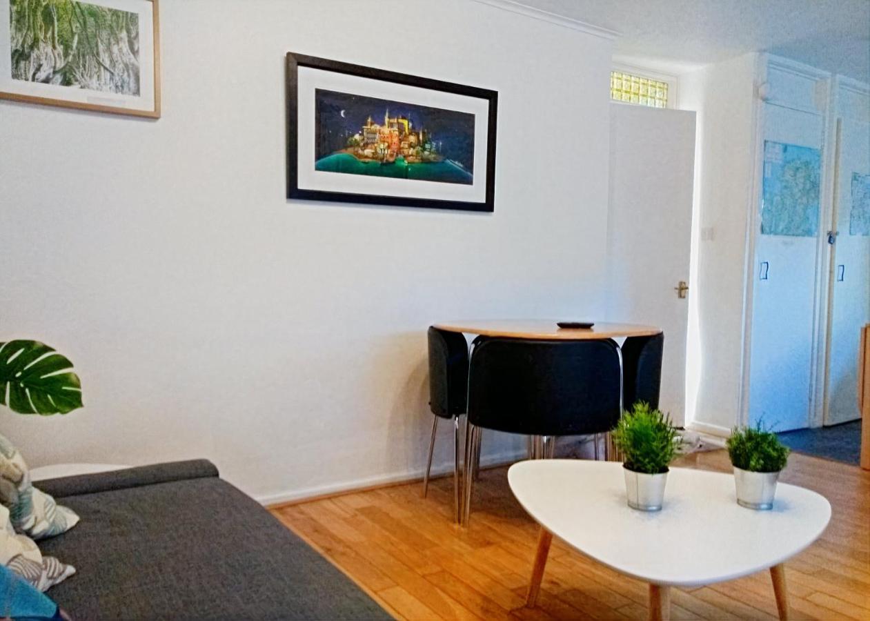 Very Central Location- Free Parking - 2 Bedrooms Apartment Belfast