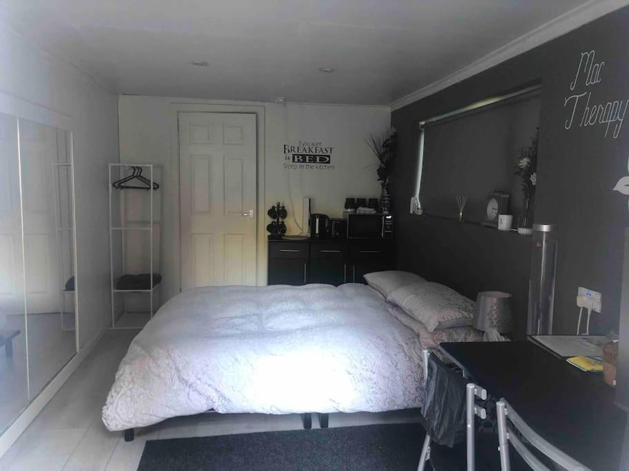Private Room, En-suite & Own Access Holiday home *