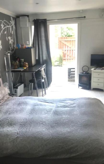 Private Room, En-suite & Own Access Holiday home
