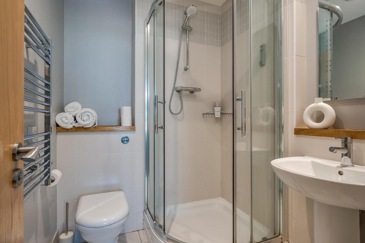 Entire With Sea View In Prime Location Apartment