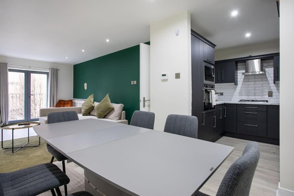 Luxury, Sleeps 6, Centre Apartment Belfast