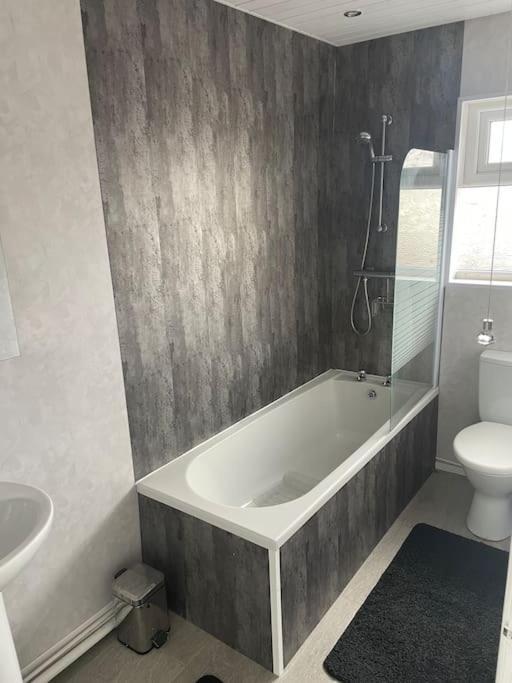 Fantastic Full 3 Bedroom Modern *