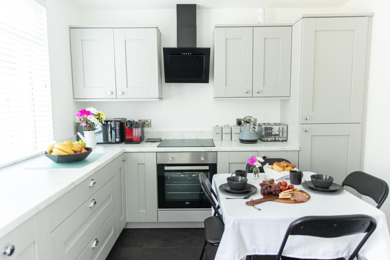Entire Family , Large Rear Garden And Free Parking *