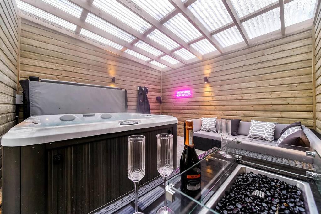 Ardoyne 'sleeping 4 Guests' Villa Belfast