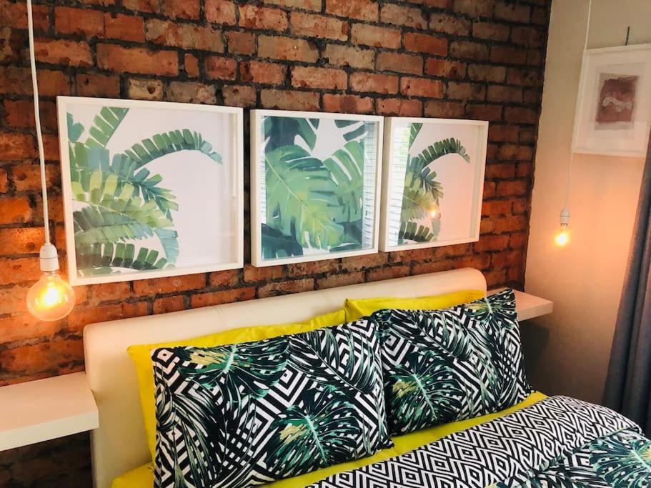 Cosy Two Bed Terraced House 7min Drive From