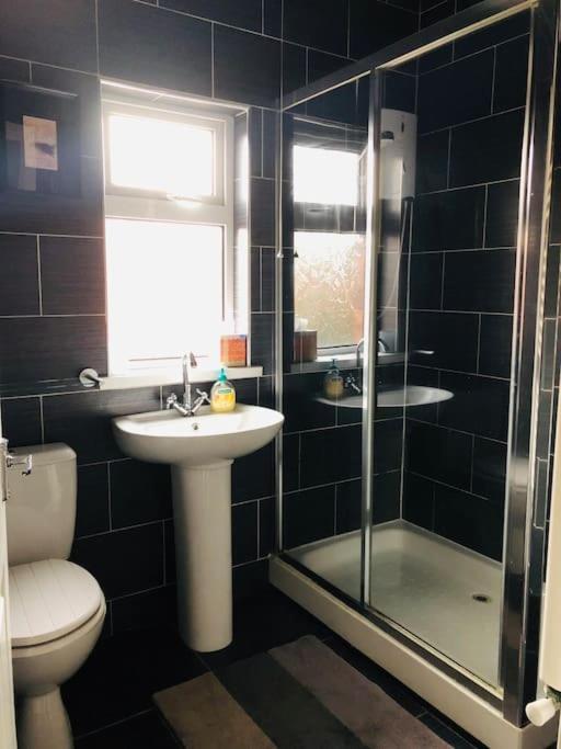 Cosy Two Bed Terraced House 7min Drive From *