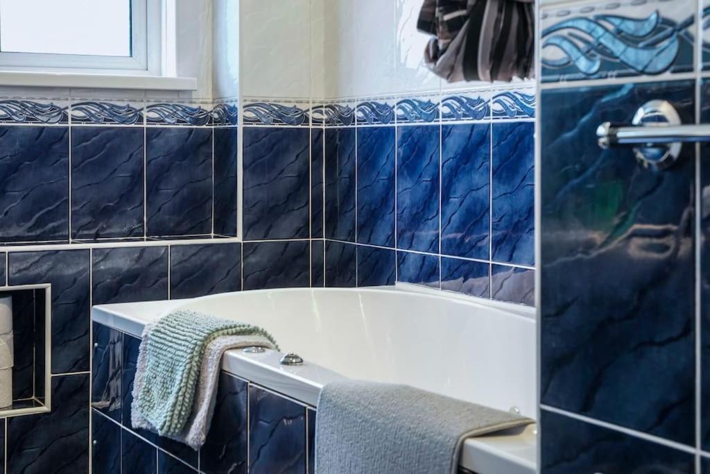 2 Bed Near & Ferry Apartment