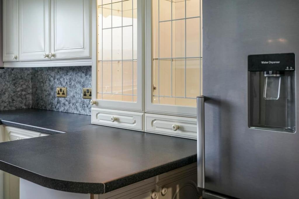 2 Bed Near & Ferry Apartment
